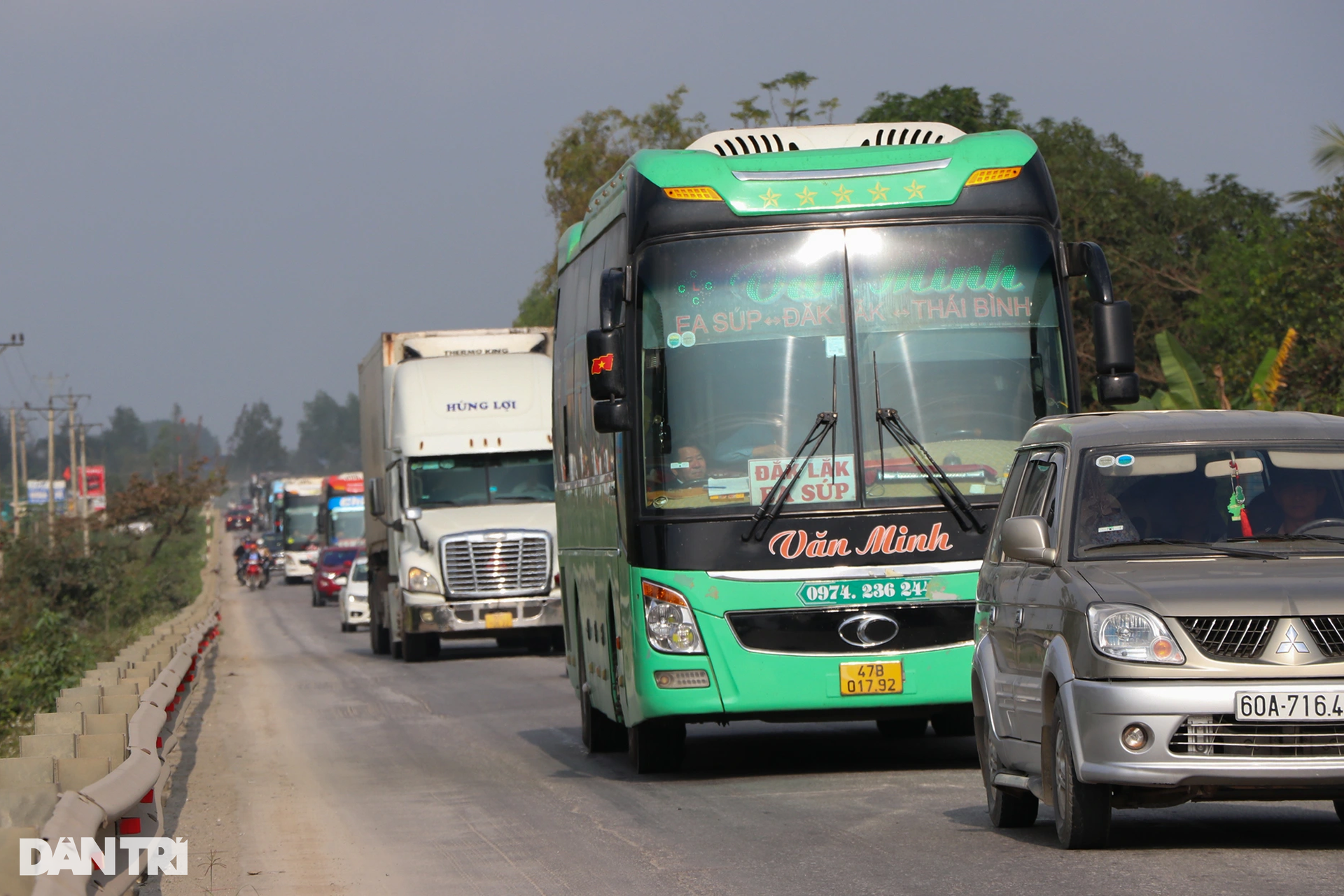 Người lao động đội nắng, vạ vật chờ xe rời quê sau Tết - 2