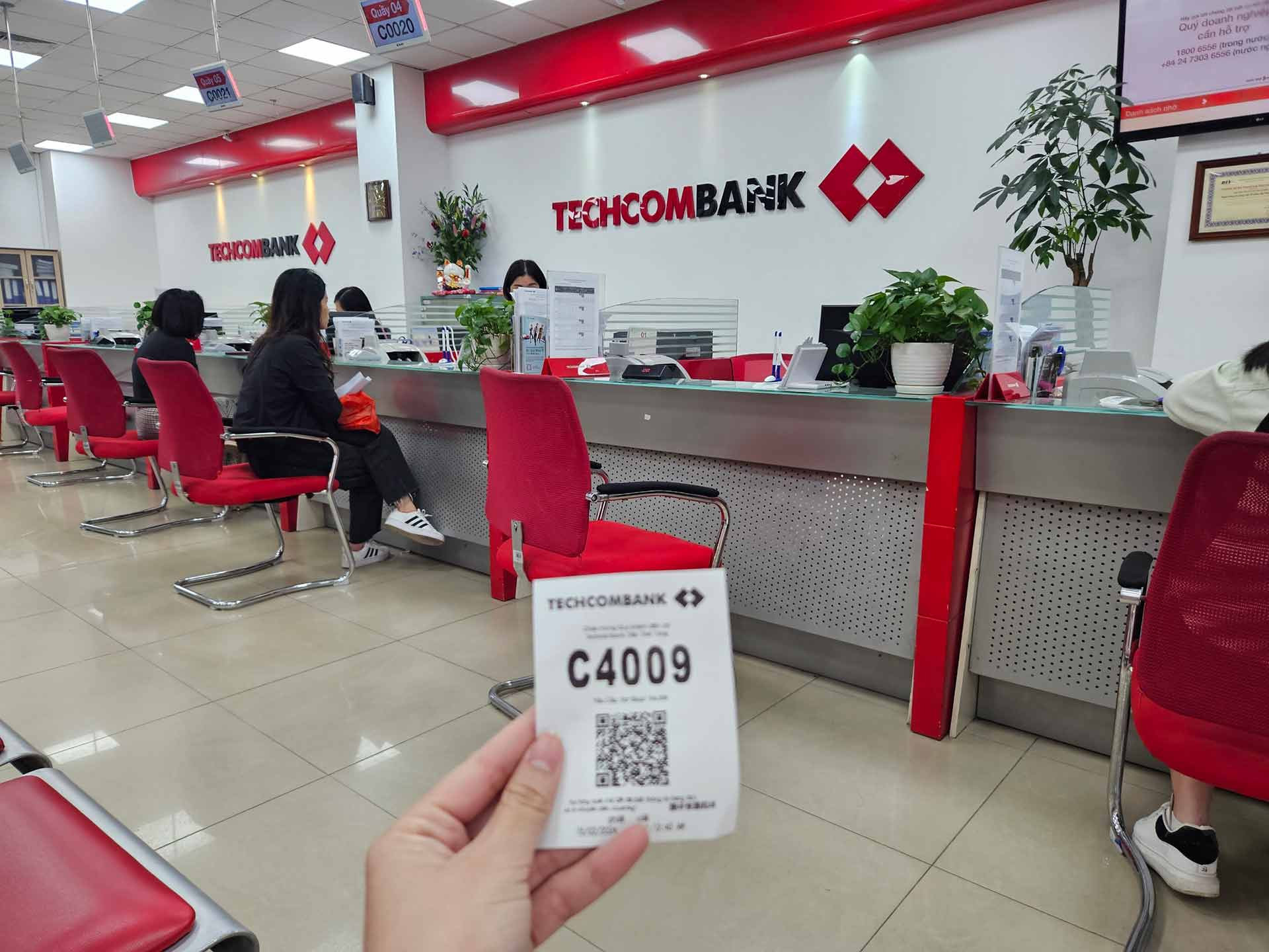 Một khách hàng của Techcombank được sếp “lớn” Hồ Hùng Anh lì xì 500.000 đồng khi đến giao dịch. Ảnh: Thanh Vân.