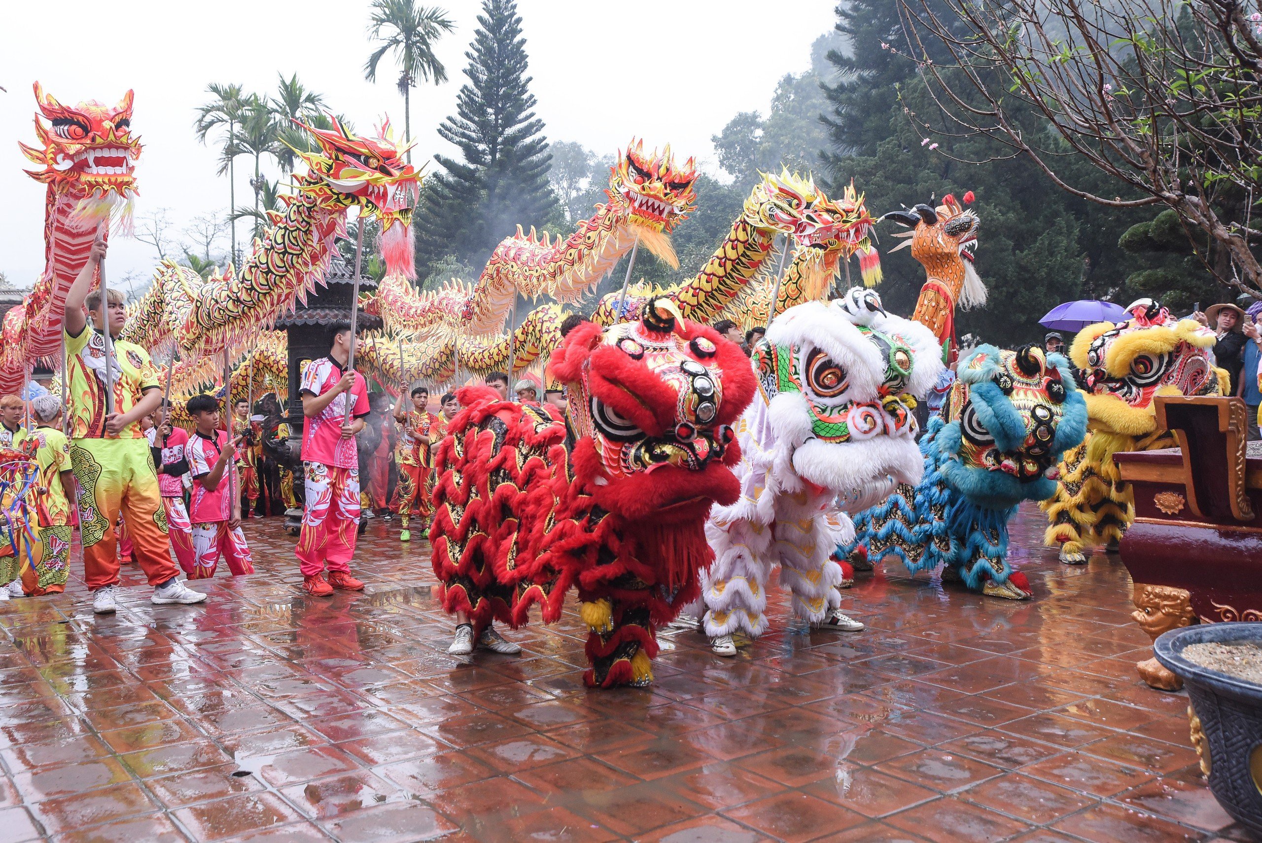 Hàng ngàn người đội mưa khai hội chùa Hương- Ảnh 9.