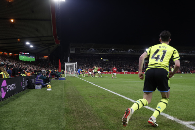 Declan Rice đá phạt góc trong trận Arsenal hạ chủ nhà Nottingham Forest 2-1 ở vòng 22 Ngoại hạng Anh trên sân City Ground ngày 22/1. Ảnh: Reuters