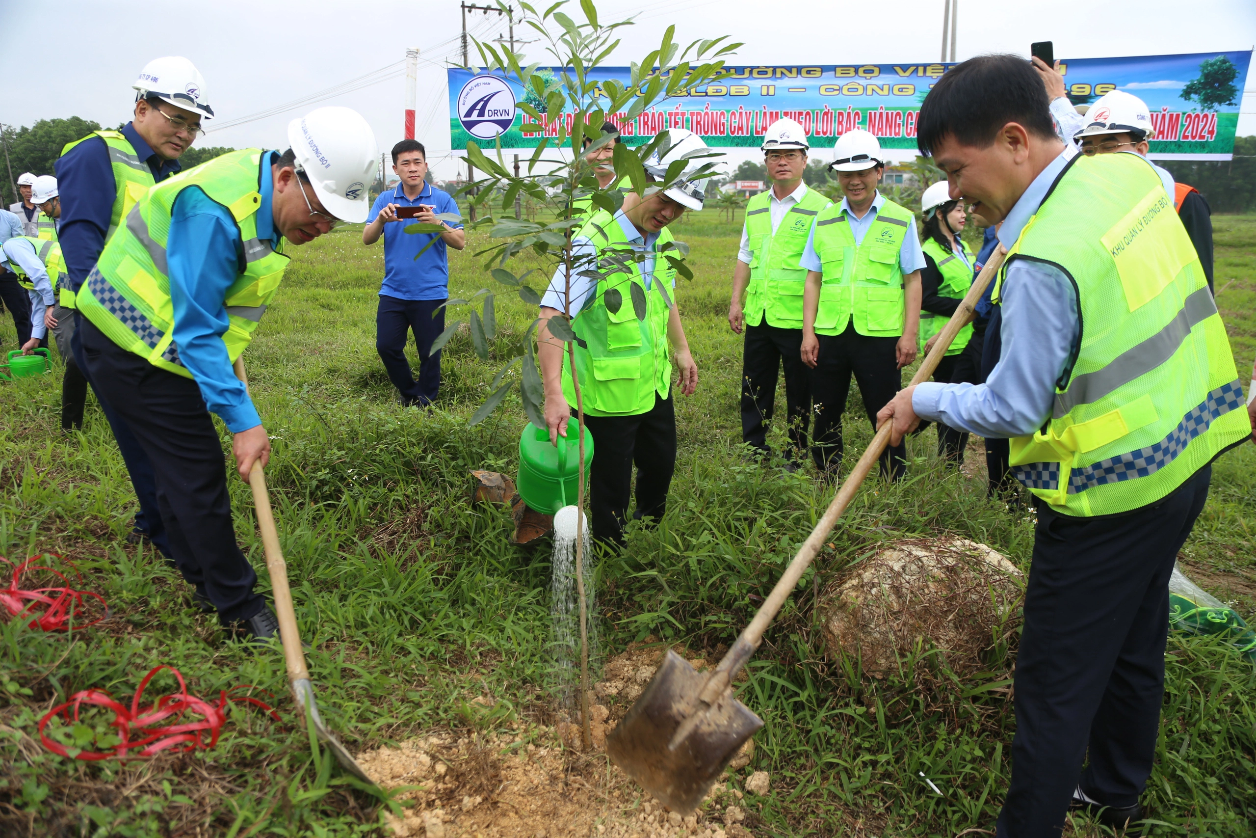 Hàng nghìn cây xanh được trồng dọc các tuyến quốc lộ sau Tết- Ảnh 3.