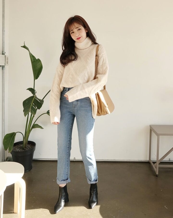 Áo len dệt kim kết hợp cùng quần jeans.