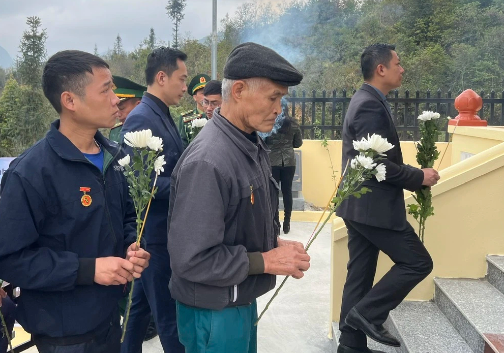 Dâng hương tưởng niệm liệt sĩ hy sinh trong cuộc chiến đấu bảo vệ biên giới phía bắc- Ảnh 4.