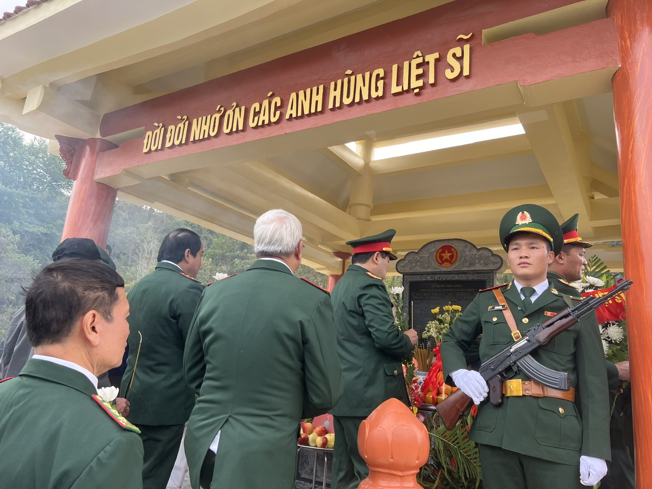 Dâng hương tưởng niệm liệt sĩ hy sinh trong cuộc chiến đấu bảo vệ biên giới phía bắc- Ảnh 5.