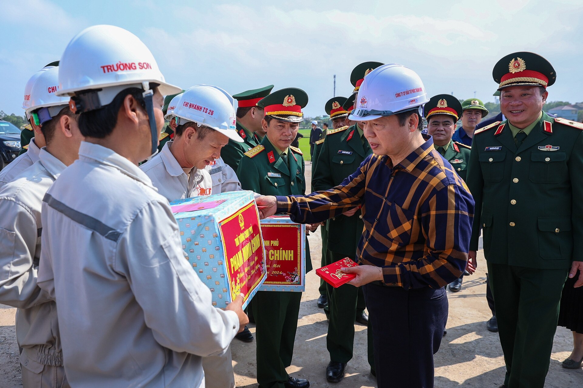 Phó Thủ tướng Trần Hồng Hà kiểm tra, thúc đẩy tiến độ 2 dự án hạ tầng trọng điểm, chiến lược- Ảnh 8.