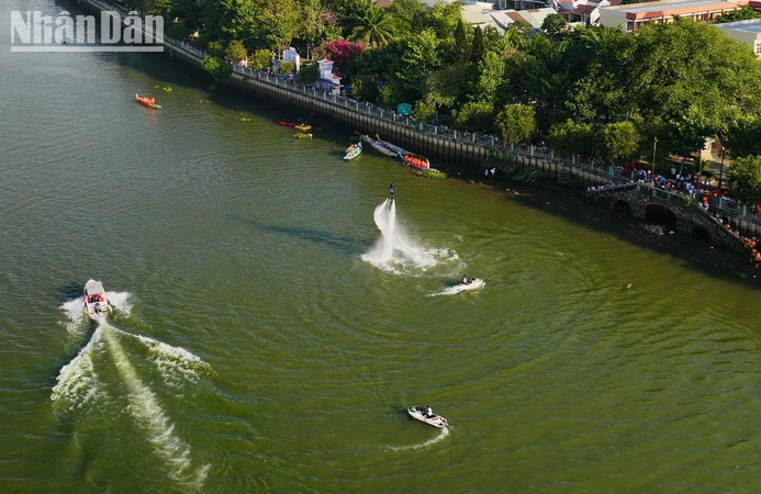 [Ảnh] Mãn nhãn với màn biểu diễn Fly Board trên sông Đồng Nai ảnh 6