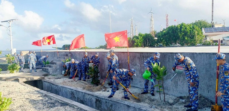 Cán bộ, chiến sĩ đảo An Bang tích cực hưởng ứng Tết trồng cây. (Ảnh: Hoàng Khoa)