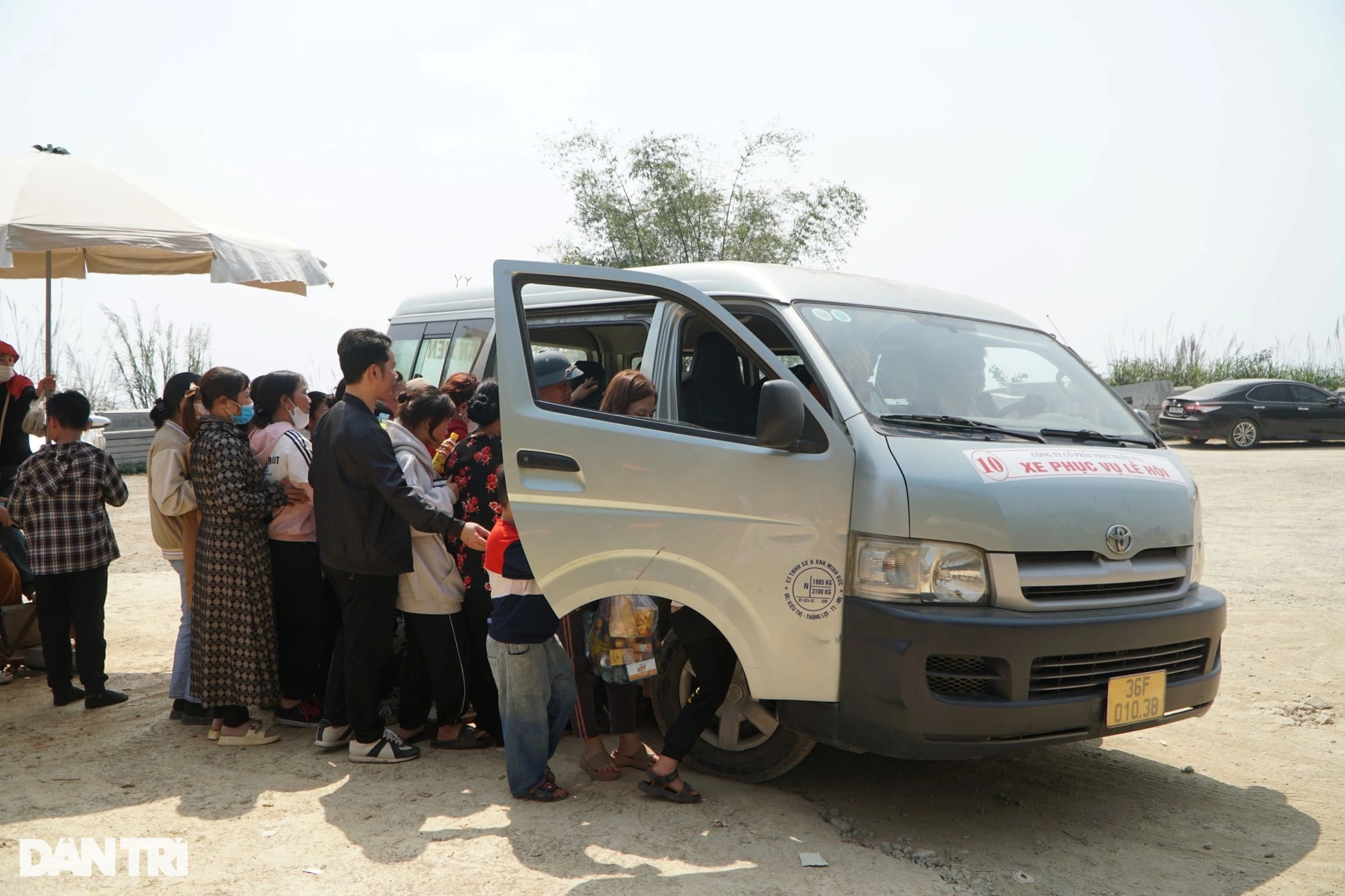 Xe trung chuyển nhồi nhét khách, đại náo đường lên đền Nưa - Am Tiên - 2