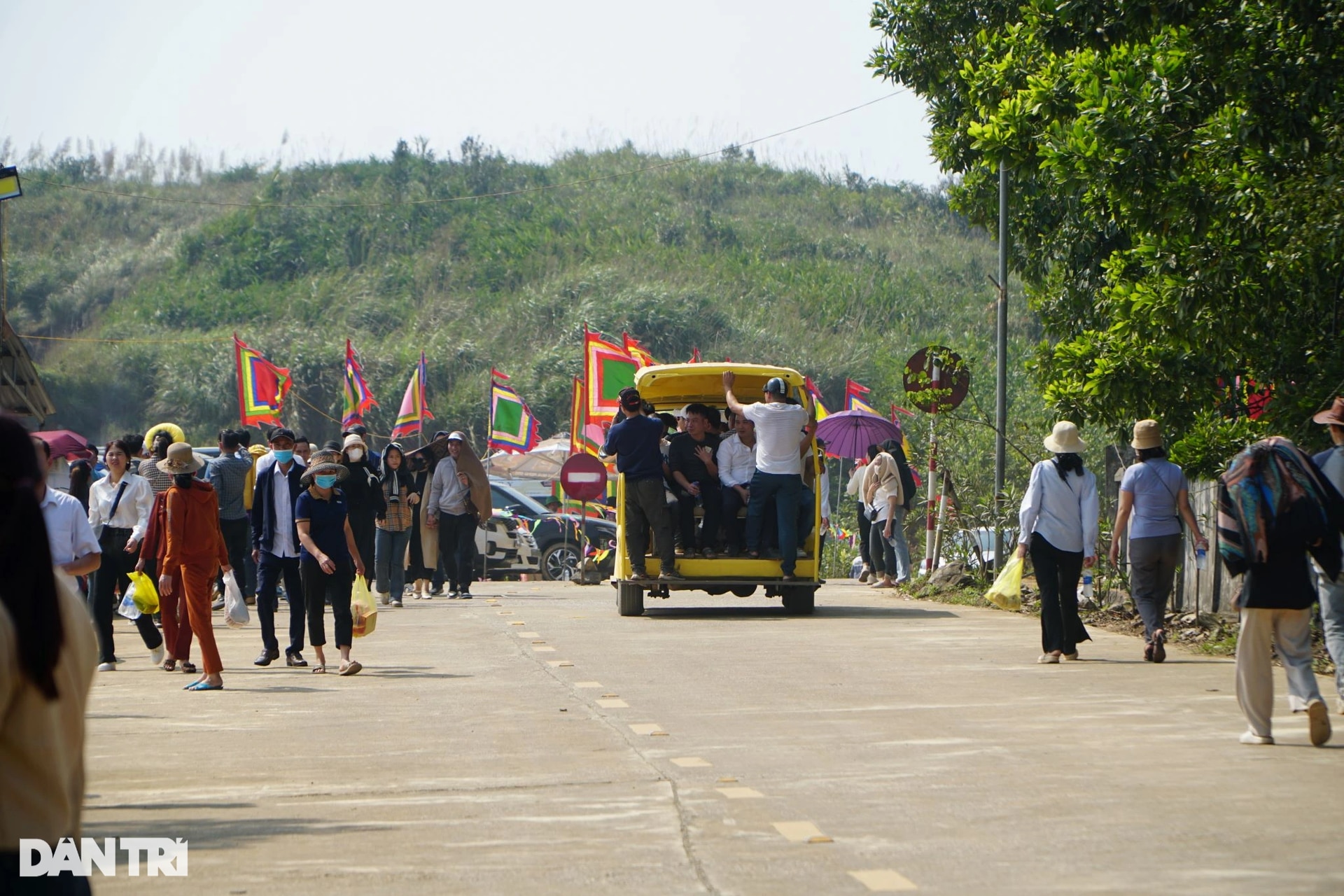 Xe trung chuyển nhồi nhét khách, đại náo đường lên đền Nưa - Am Tiên - 6