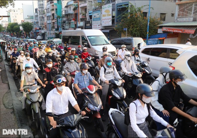 Dân văn phòng khốn khổ đi làm ngày vía Thần Tài ảnh 3