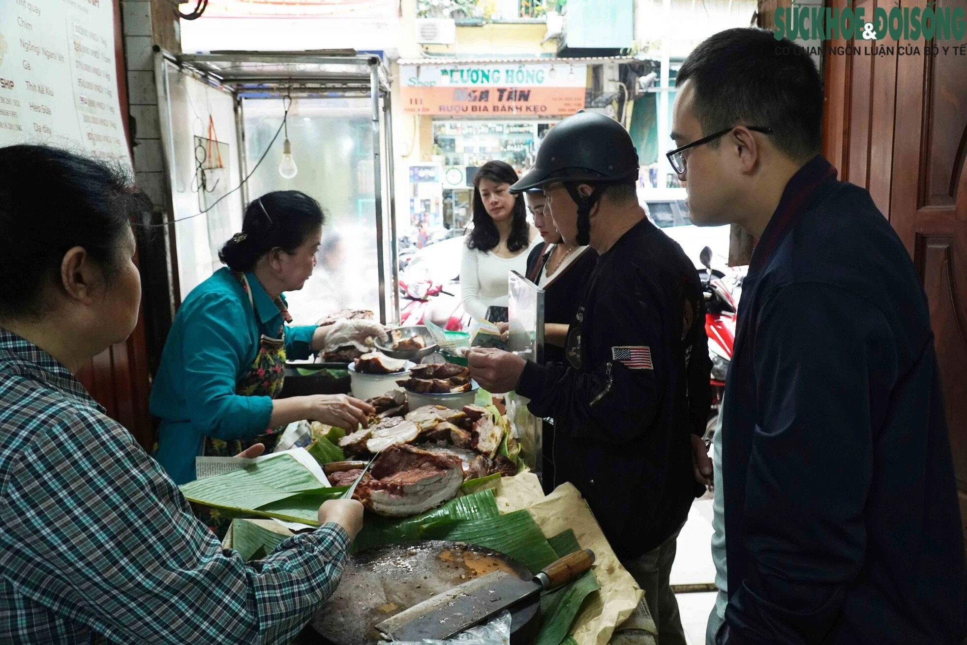 Người dân Hà Nội xếp hàng chờ mua thịt quay ngày vía Thần Tài ảnh 2