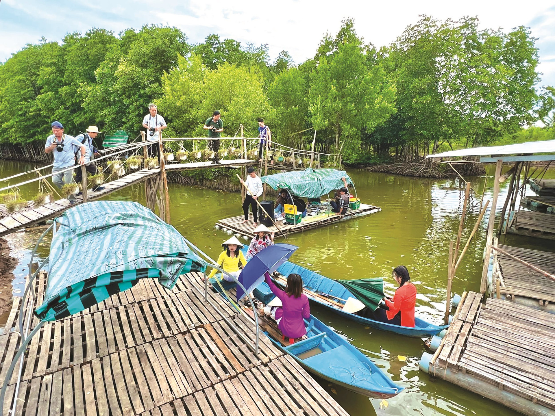 anh-3-du-khach-di-be-noi-tham-quan-phong-canh-rung-phong-ho-tai-diem-du-lich-sinh-thai-nong-trai-tom-khoe..jpg