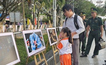 Khai mạc triển lãm ảnh “Tự hào một dải biên cương” tại Kiên Giang