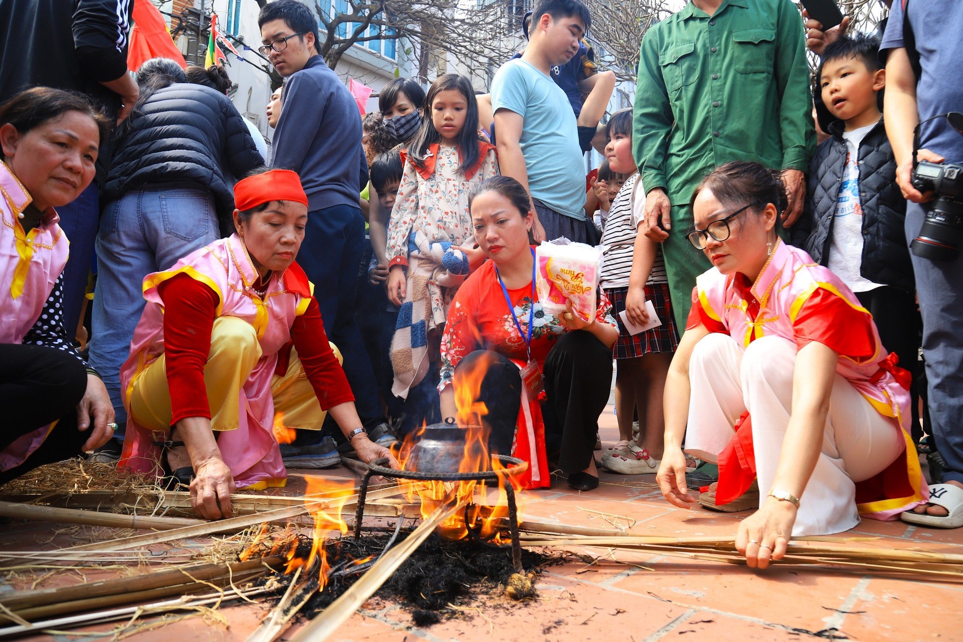 Độc đáo hội thi kéo lửa, thổi cơm làng ven đô Hà Nội ảnh 10