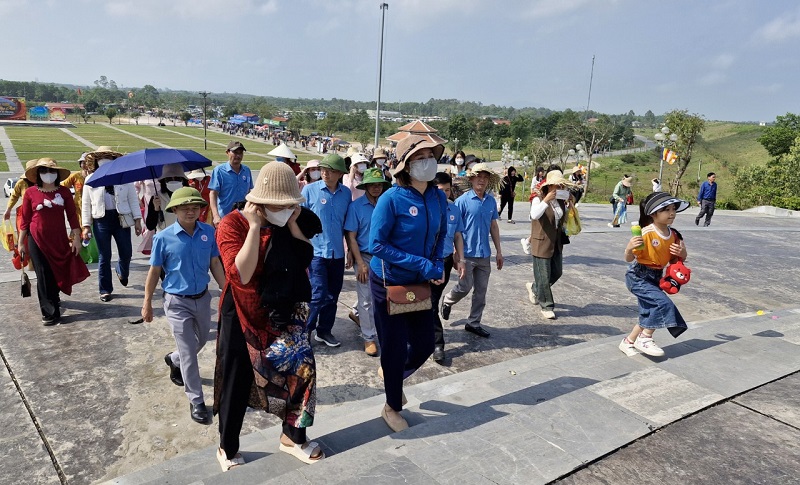 Ri&ecirc;ng trong ng&agrave;y m&ugrave;ng 8 th&aacute;ng Gi&ecirc;ng c&oacute; khoảng hơn 6.000 lượt người d&acirc;n, du kh&aacute;ch đến d&acirc;ng hương, v&atilde;n cảnh ch&ugrave;a Hương T&iacute;ch