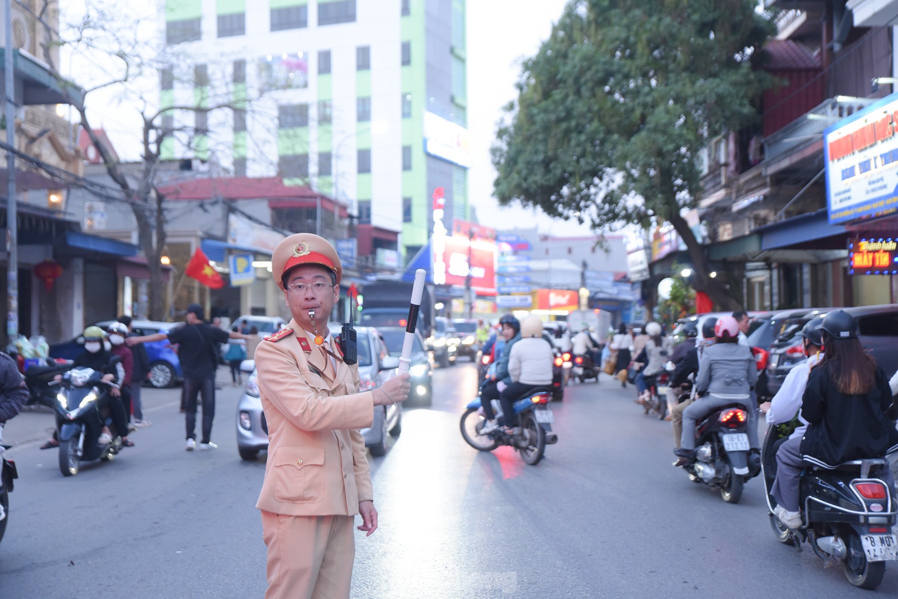 Trước đêm họp, con đường đến chợ Viềng ùn ứ kéo dài ảnh 5