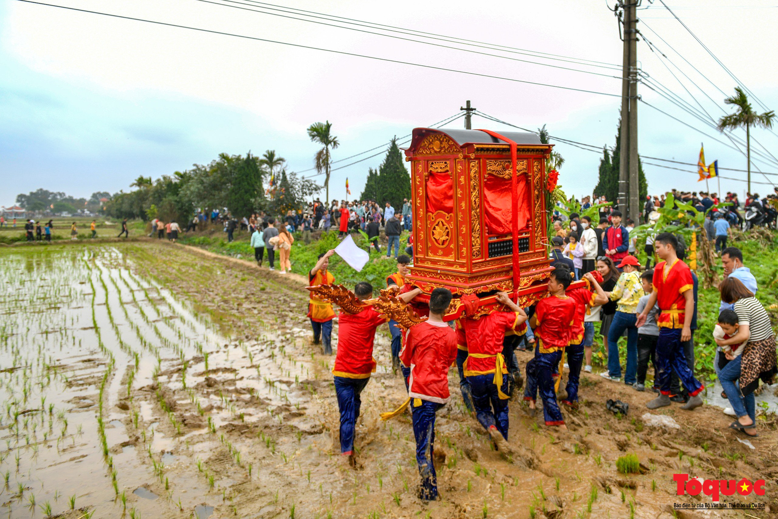 Về &quot;quê lúa&quot; xem kiệu bay qua sông, quay tròn dưới giếng - Ảnh 6.