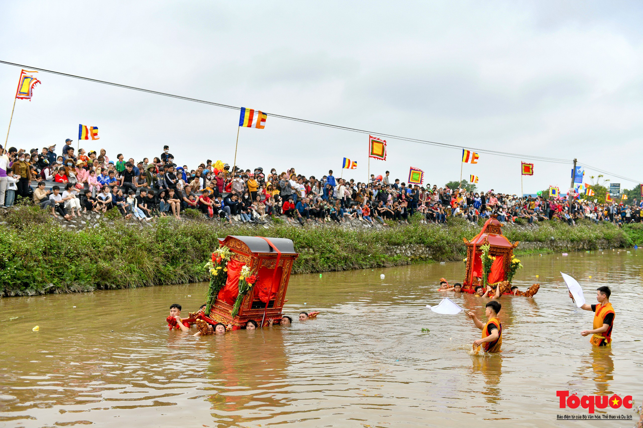 Về &quot;quê lúa&quot; xem kiệu bay qua sông, quay tròn dưới giếng - Ảnh 8.