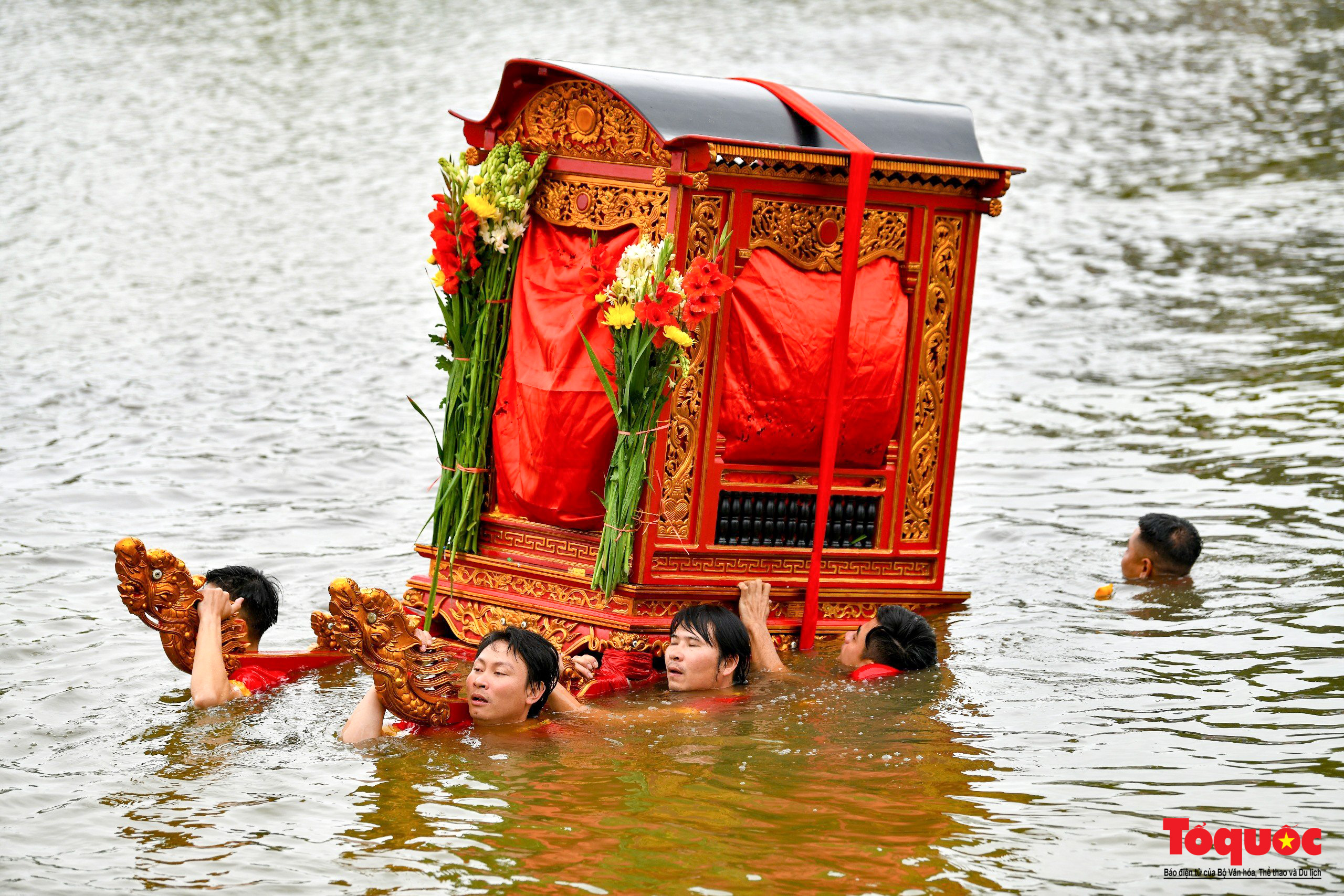 Về &quot;quê lúa&quot; xem kiệu bay qua sông, quay tròn dưới giếng - Ảnh 9.