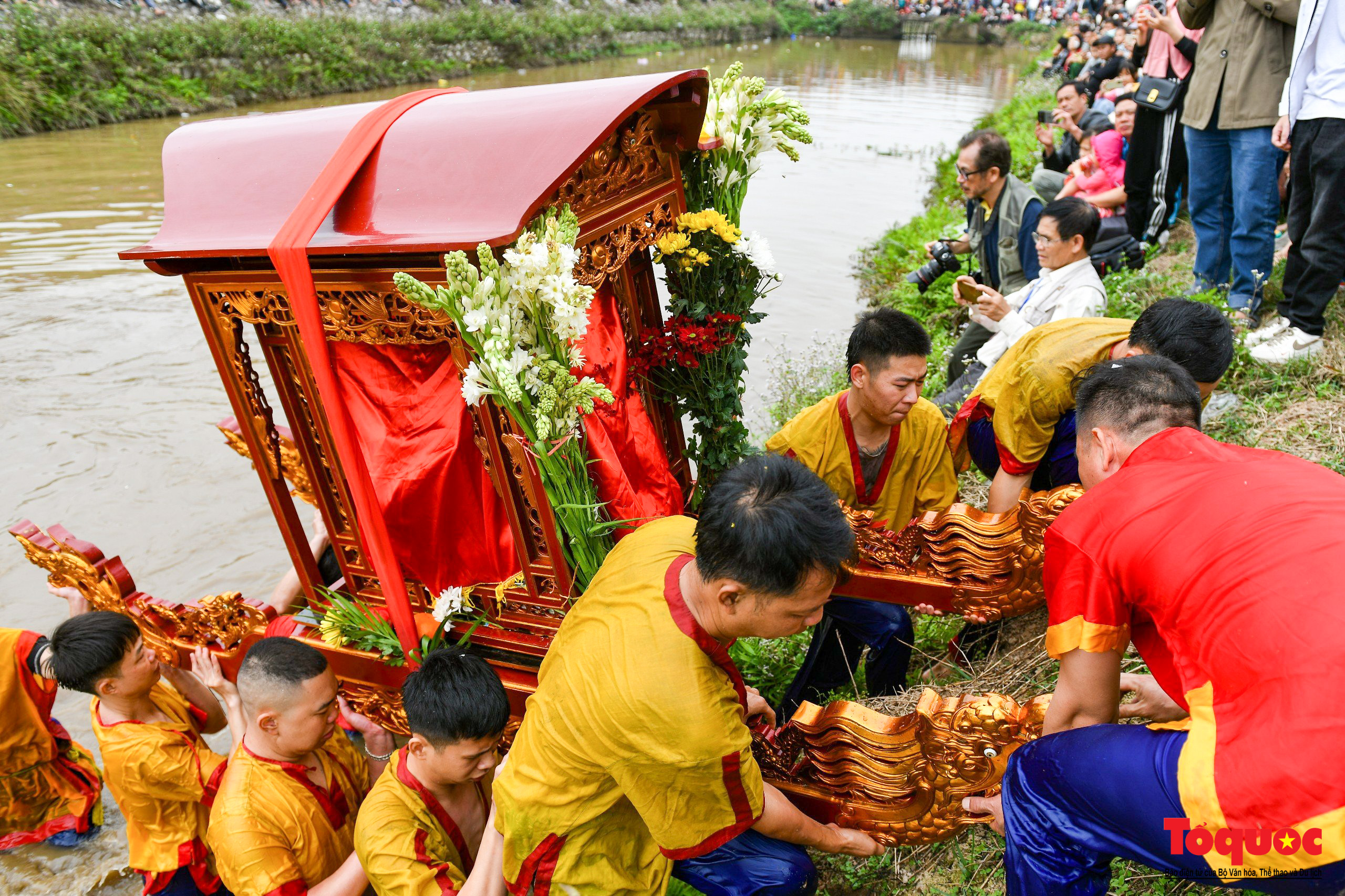 Về &quot;quê lúa&quot; xem kiệu bay qua sông, quay tròn dưới giếng - Ảnh 13.