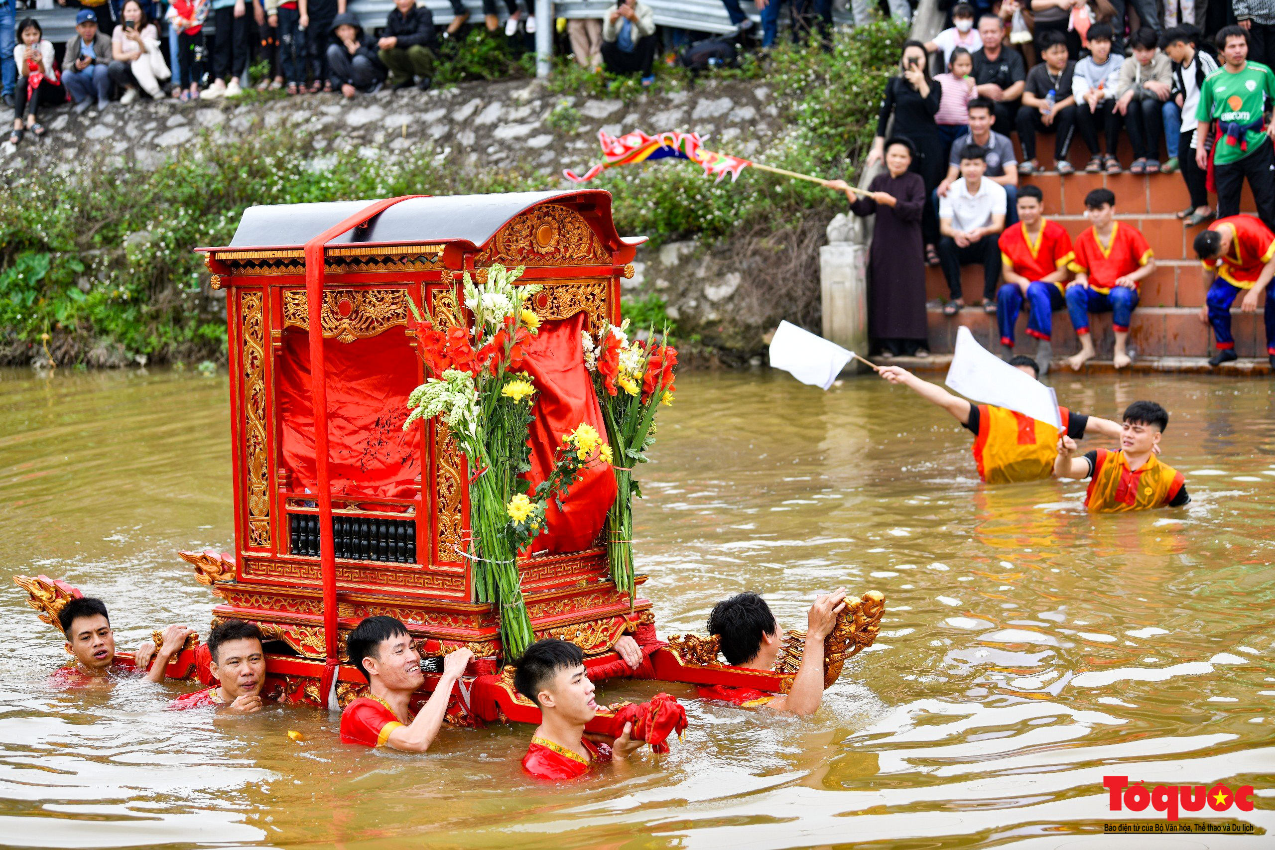 Về &quot;quê lúa&quot; xem kiệu bay qua sông, quay tròn dưới giếng - Ảnh 12.