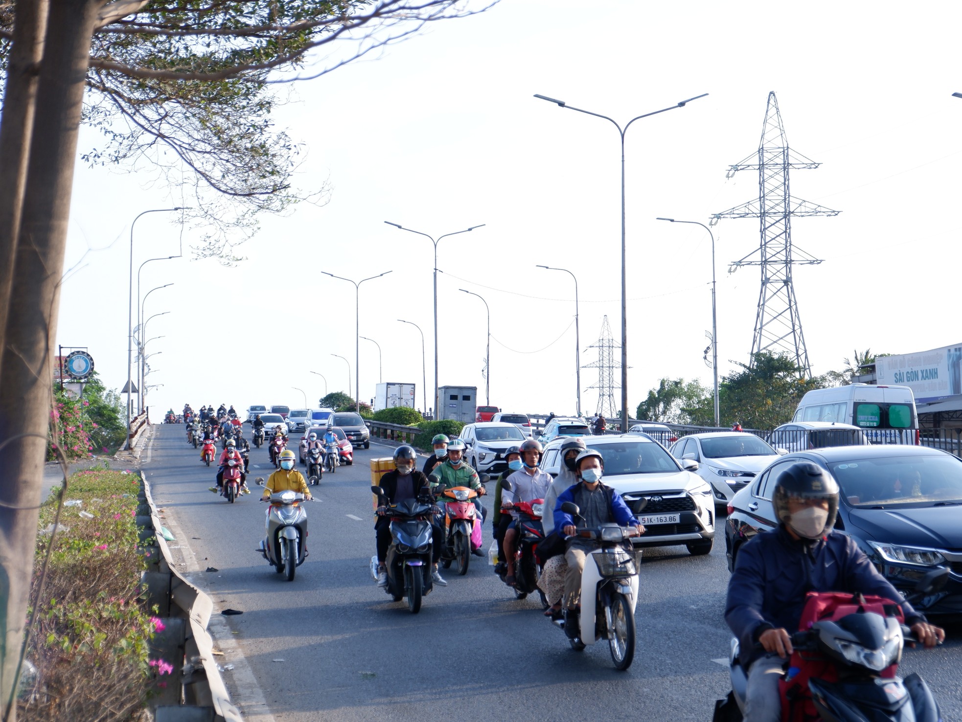 Đường phố TPHCM thông thoáng trong ngày làm việc đầu năm ảnh 2