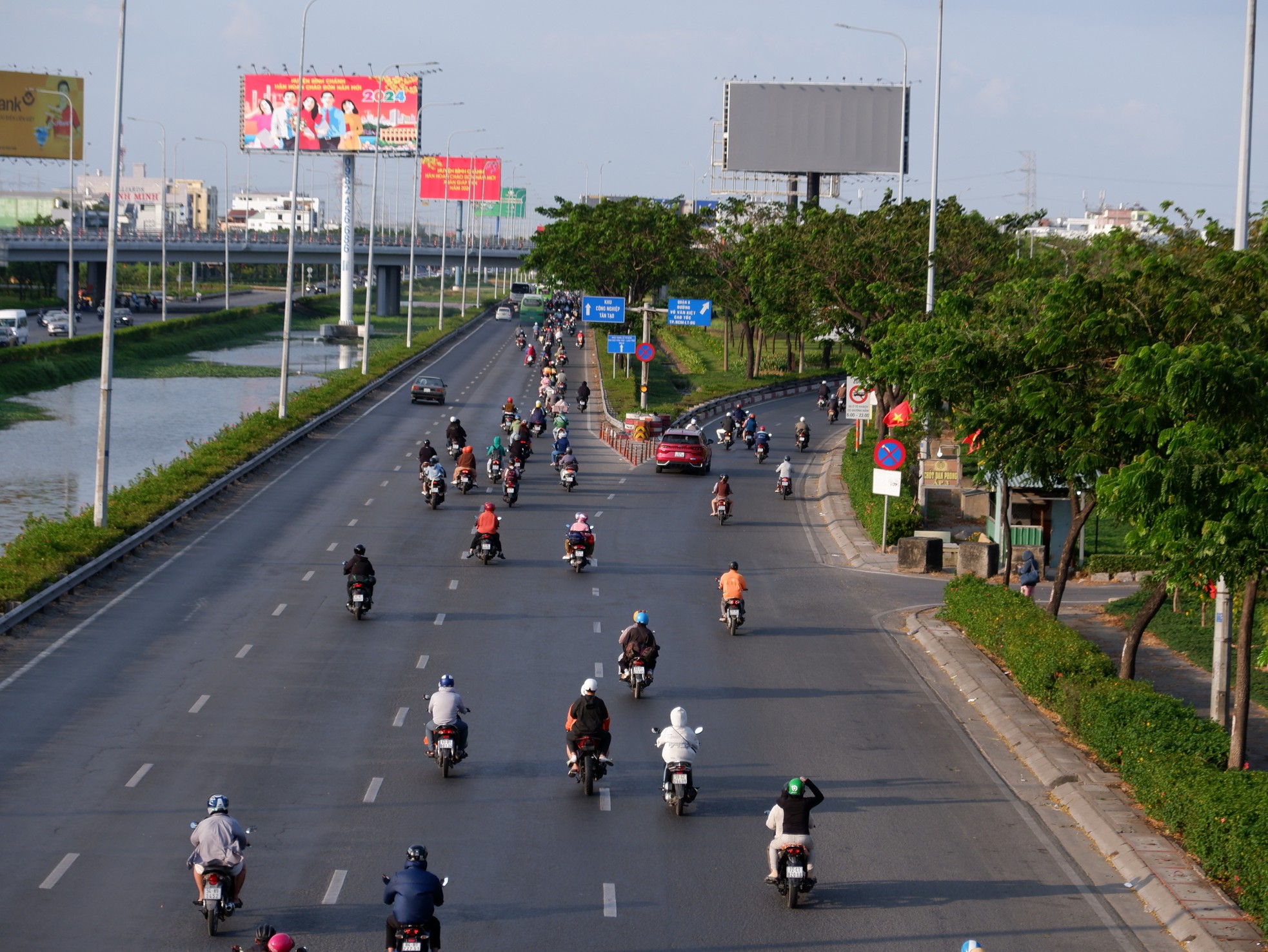 Đường phố TPHCM thông thoáng trong ngày làm việc đầu năm ảnh 3