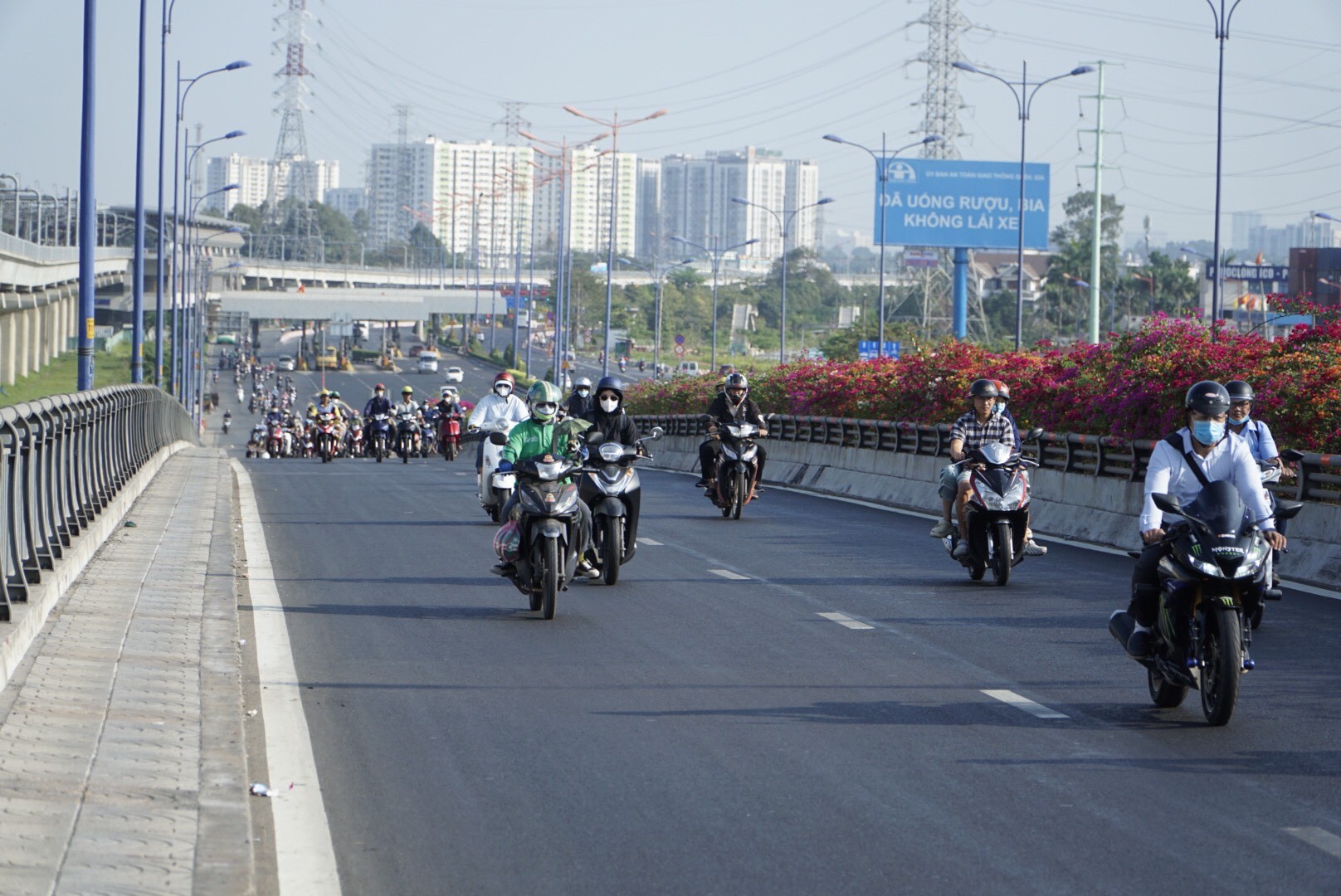 Đường phố TPHCM thông thoáng trong ngày làm việc đầu năm ảnh 8