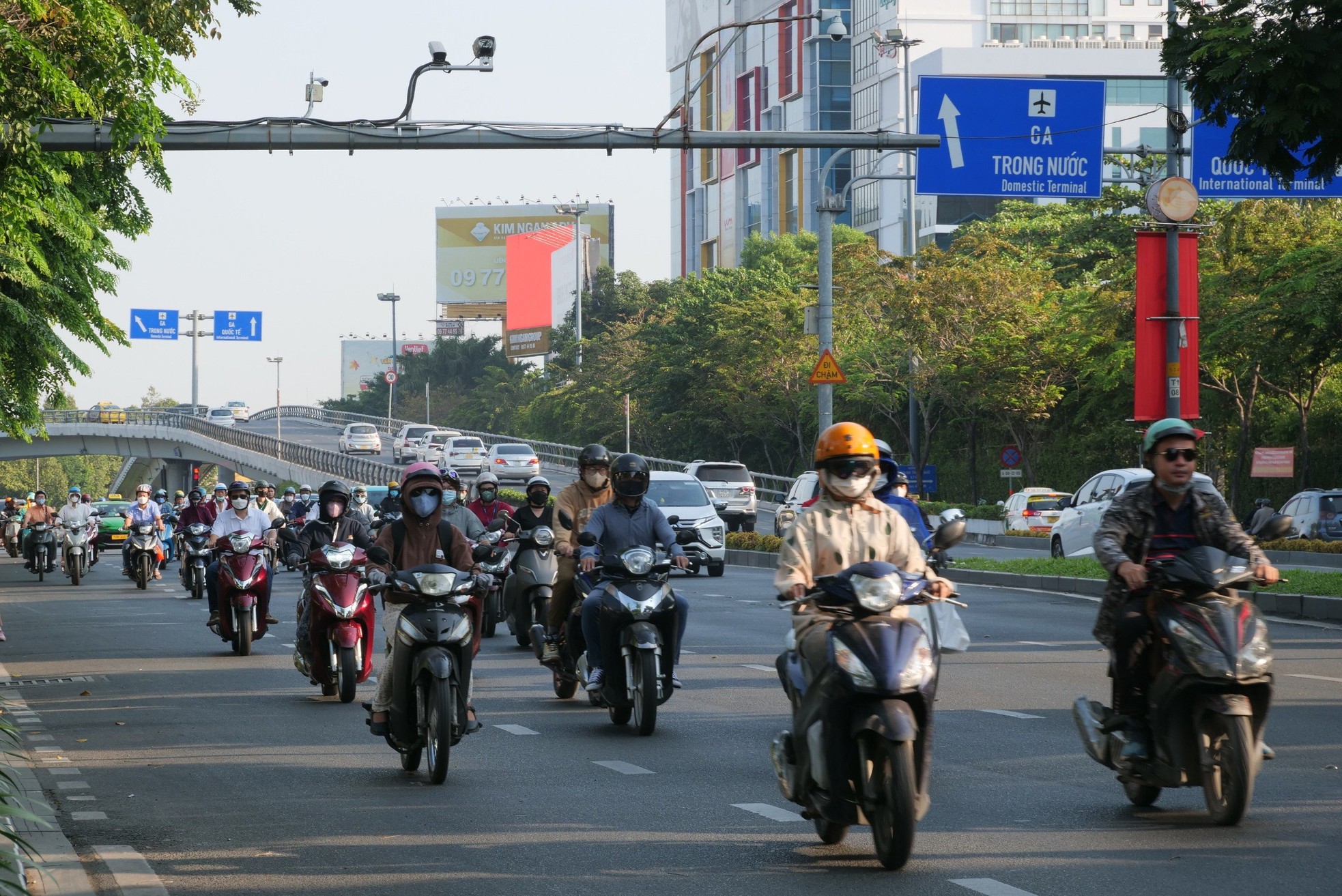 Đường phố TPHCM thông thoáng trong ngày làm việc đầu năm ảnh 10