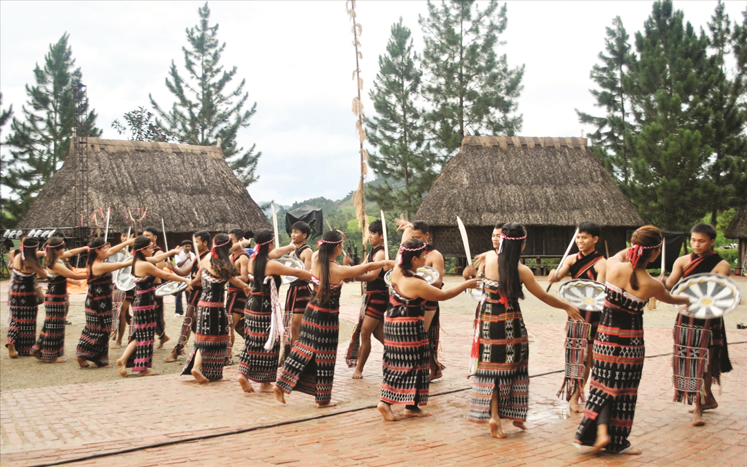 Nhờ công lao của Đảng, Bác Hồ, đồng bào Cơ Tu có cuộc sống ấm no, hạnh phúc