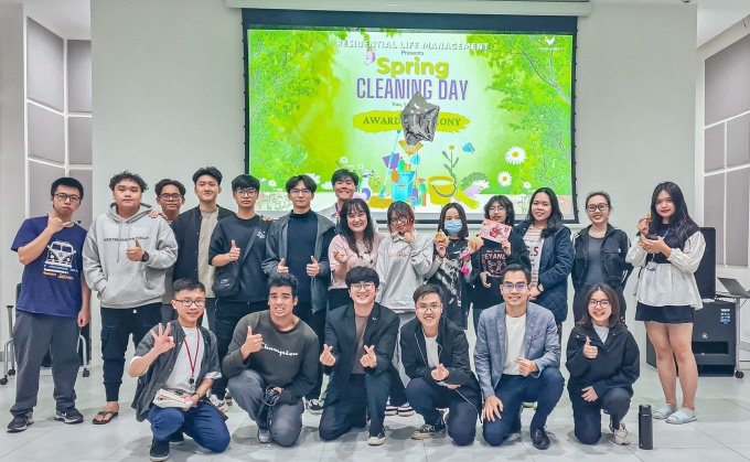 Khởi Quân (ngồi, thứ hai từ phải sang), tại ngày hội Spring Cleaning Day ở kí túc xá, Đại học VinUni. Ảnh: Nhân vật cung cấp