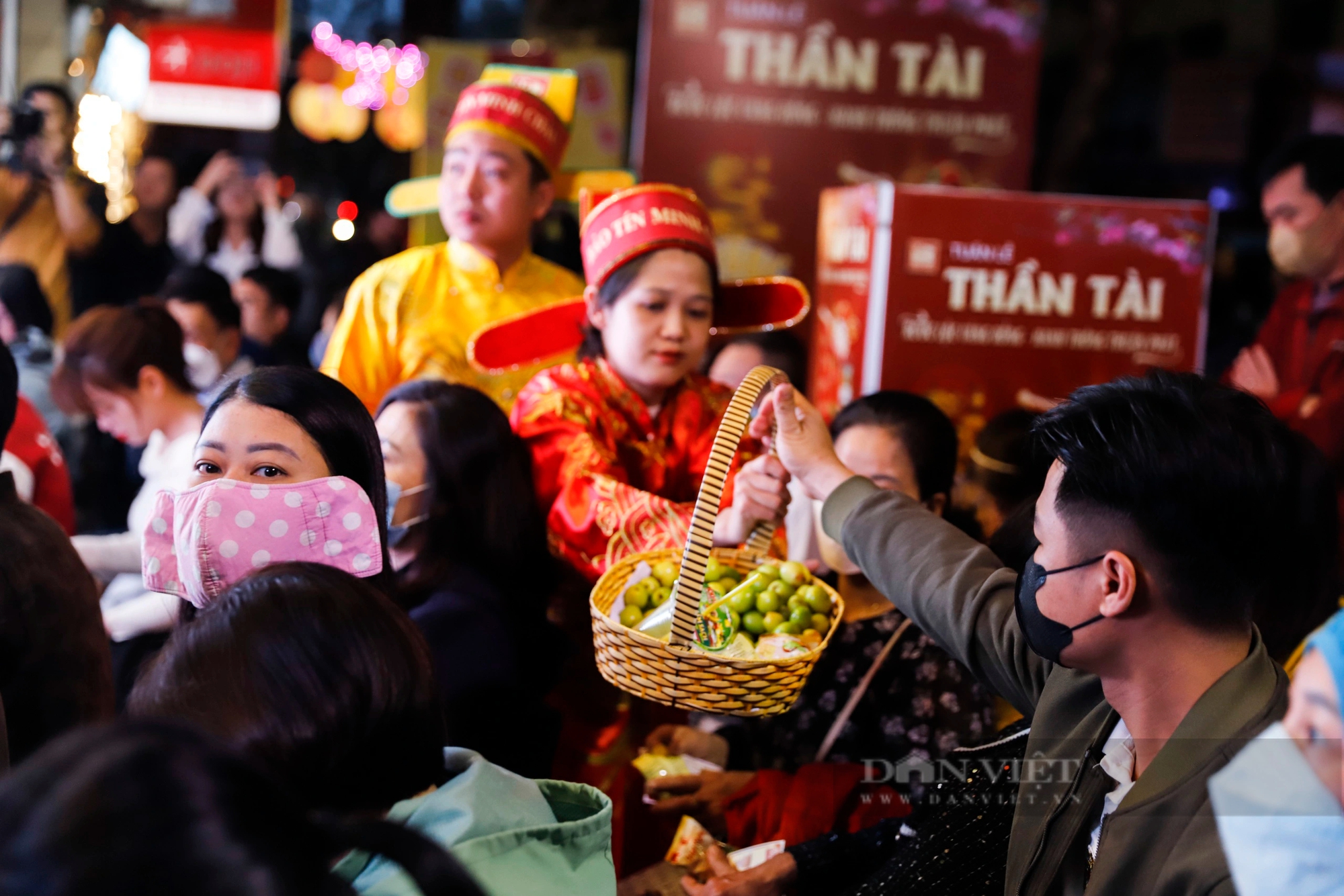 Ngày vía Thần Tài: Nơi xếp hàng từ 3h sáng, nơi vắng như "chùa Bà Đanh"- Ảnh 6.