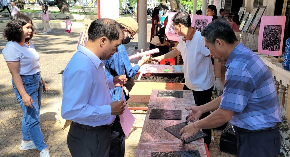 Đồng Th&aacute;p tại kh&ocirc;ng gian hoa xu&acirc;n Cao L&atilde;nh thu h&uacute;t 1 lượng kh&aacute;ch rất lớn đến tham quan trong dịp Tết. (Ảnh Hữu Tuấn)