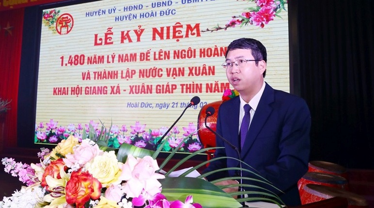 Chủ tịch UBND huyện Ho&agrave;i Đức Nguyễn Ho&agrave;ng Trường b&aacute;o c&aacute;o tại lễ kỷ niệm...