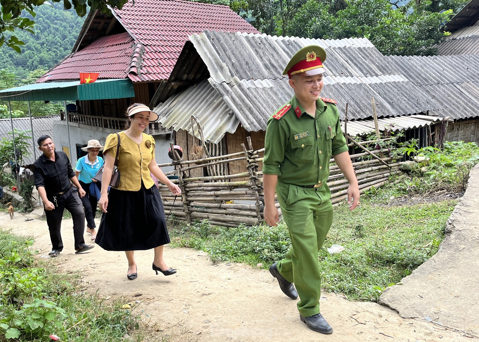 'Tổ canh gác bào thai' đến tận nhà hỏi thăm, ngăn bà bầu vượt biên bán con ảnh 3