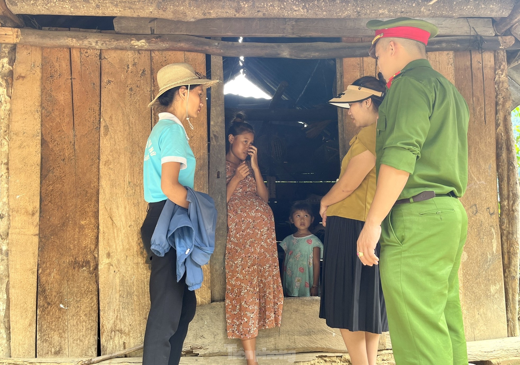 'Tổ canh gác bào thai' đến tận nhà hỏi thăm, ngăn bà bầu vượt biên bán con ảnh 11