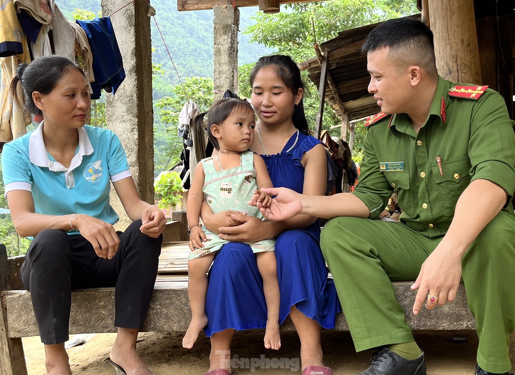 'Tổ canh gác bào thai' đến tận nhà hỏi thăm, ngăn bà bầu vượt biên bán con ảnh 15