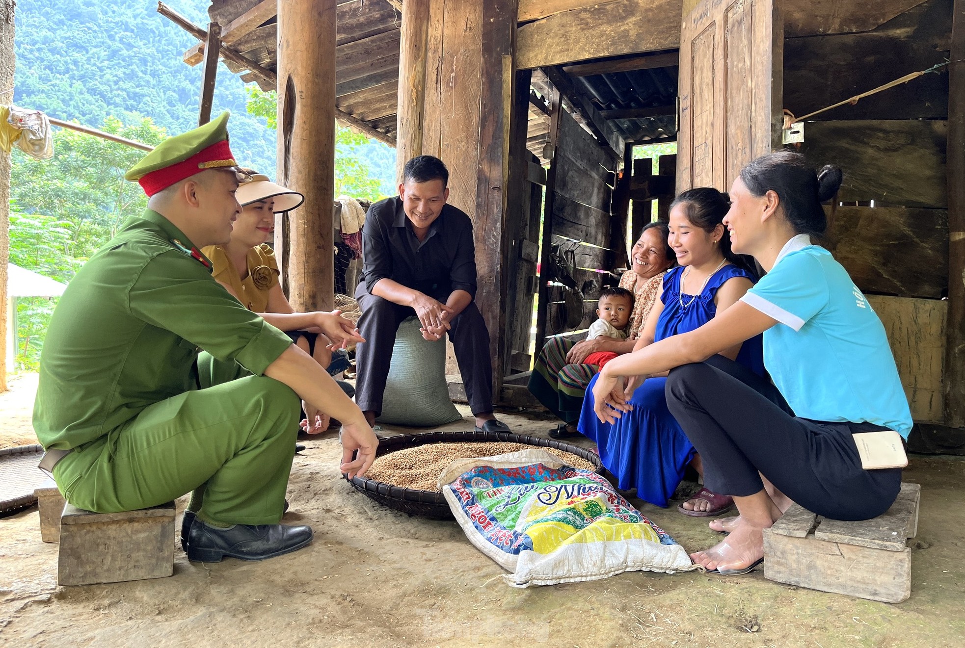 'Tổ canh gác bào thai' đến tận nhà hỏi thăm, ngăn bà bầu vượt biên bán con ảnh 16