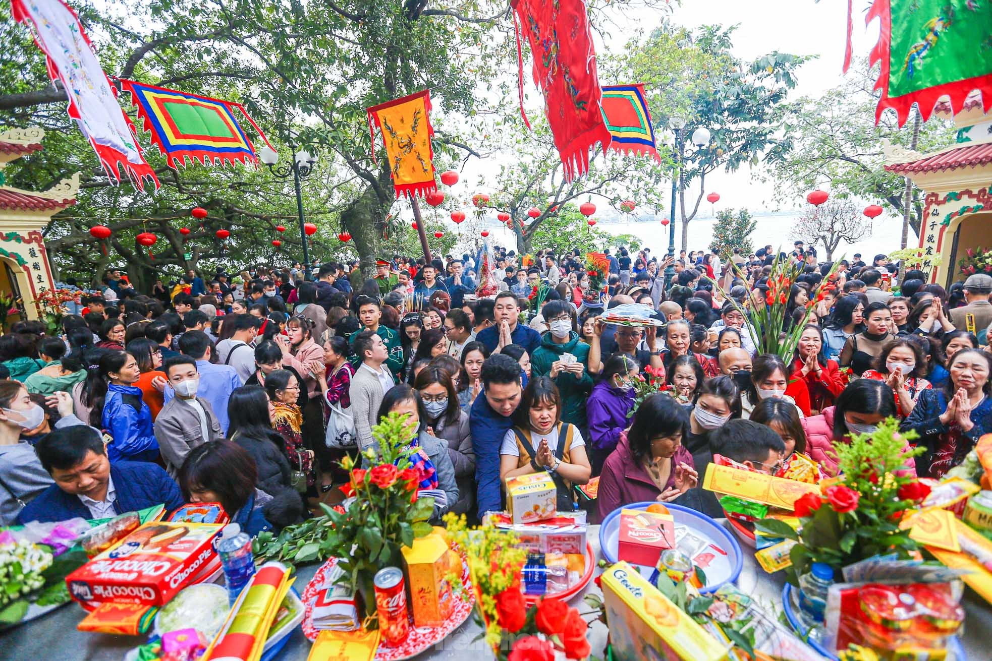 Thu phí trông giữ xe không dùng tiền mặt, hết cảnh chờ hàng giờ vào lễ Phủ Tây Hồ ngày Tết ảnh 2