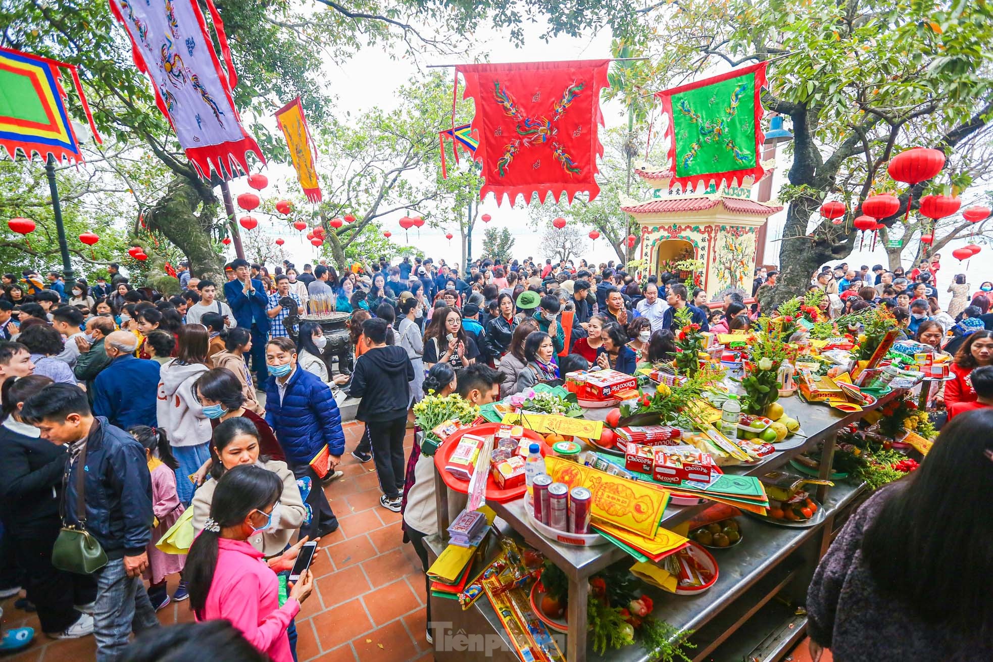 Thu phí trông giữ xe không dùng tiền mặt, hết cảnh chờ hàng giờ vào lễ Phủ Tây Hồ ngày Tết ảnh 5