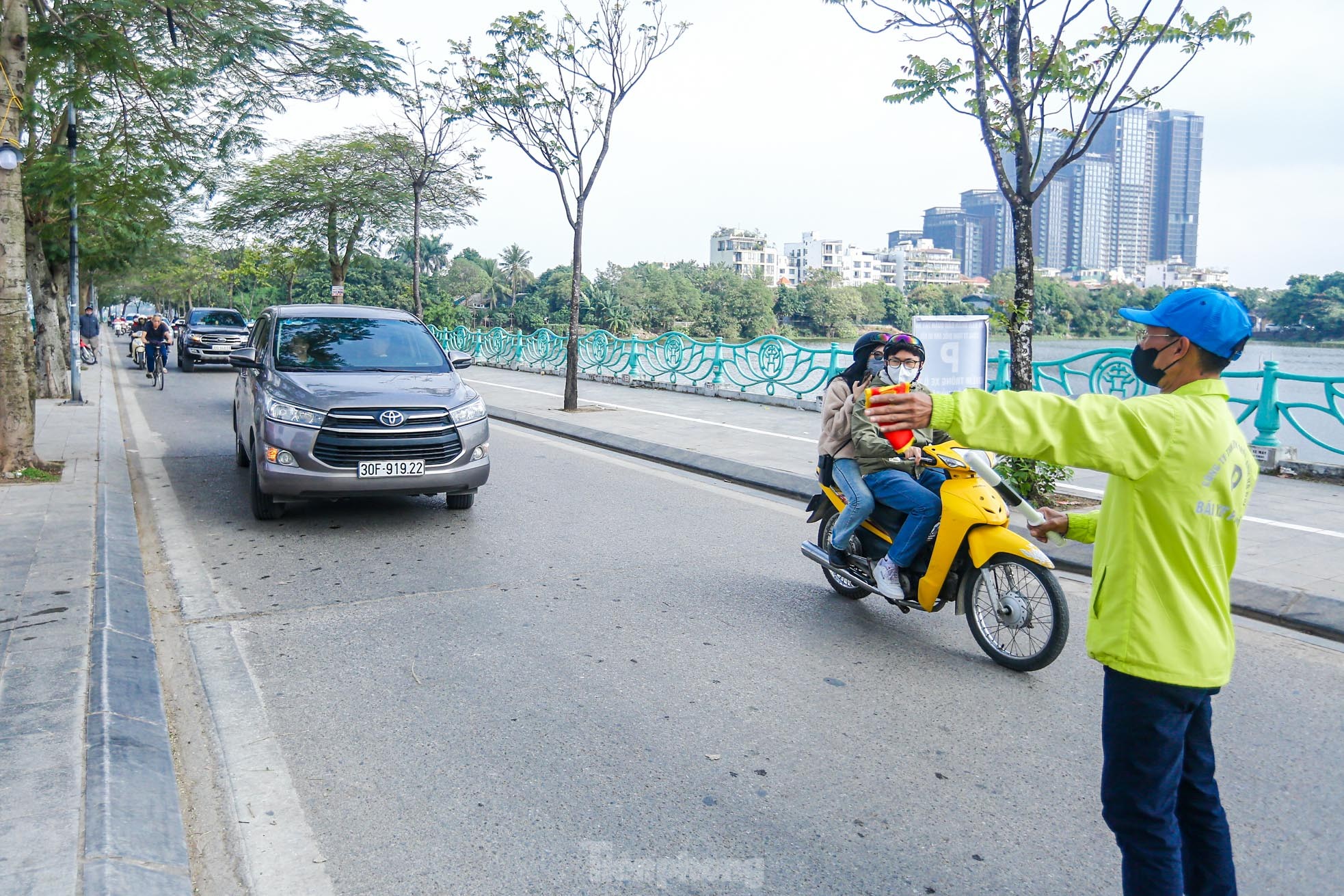 Thu phí trông giữ xe không dùng tiền mặt, hết cảnh chờ hàng giờ vào lễ Phủ Tây Hồ ngày Tết ảnh 8