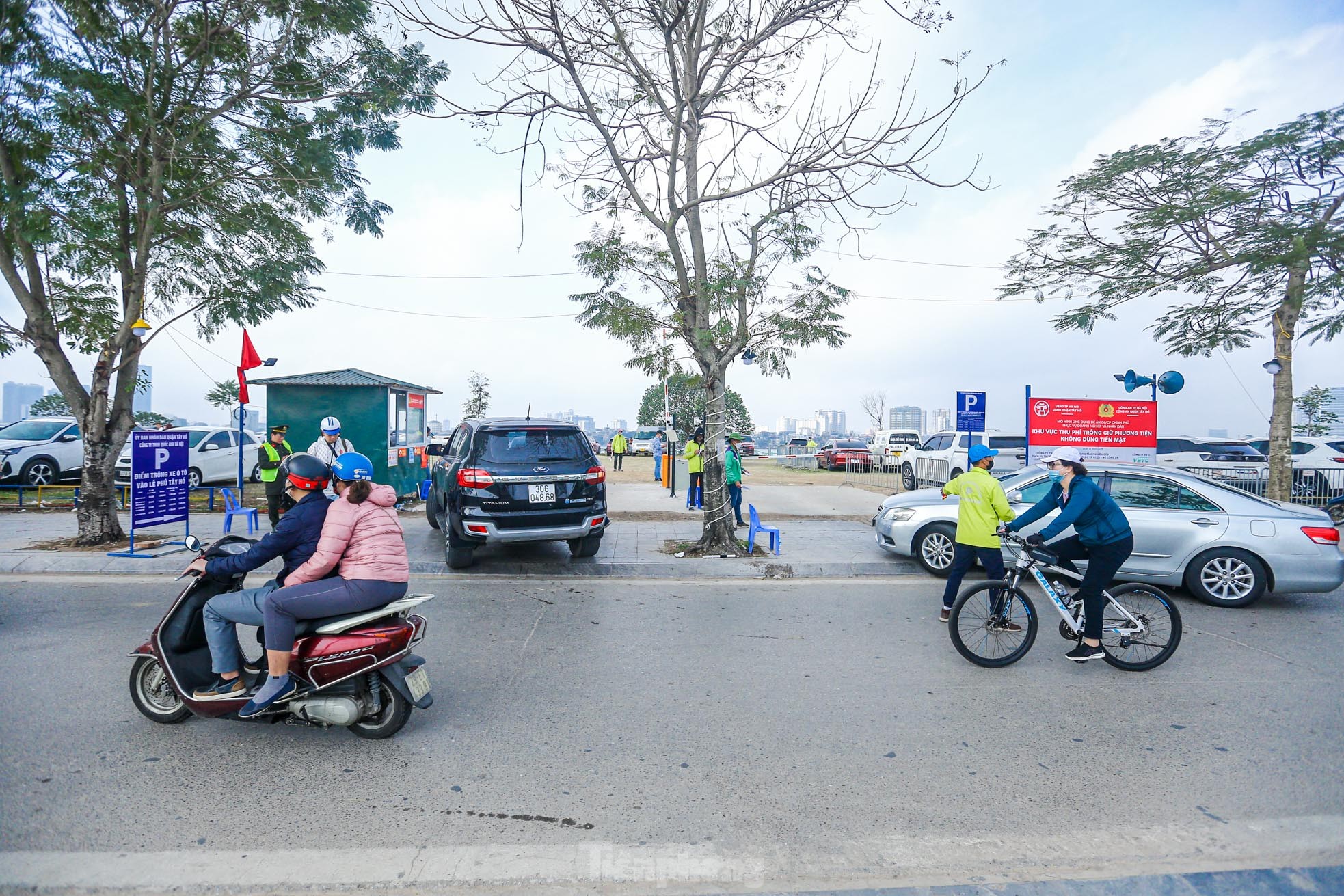 Thu phí trông giữ xe không dùng tiền mặt, hết cảnh chờ hàng giờ vào lễ Phủ Tây Hồ ngày Tết ảnh 9