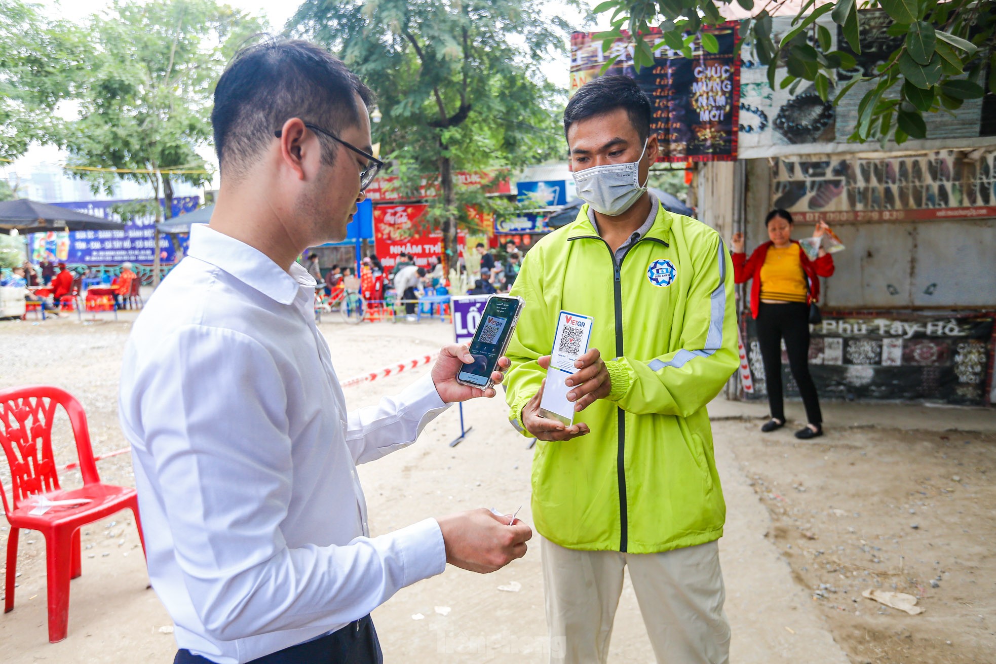 Thu phí trông giữ xe không dùng tiền mặt, hết cảnh chờ hàng giờ vào lễ Phủ Tây Hồ ngày Tết ảnh 21