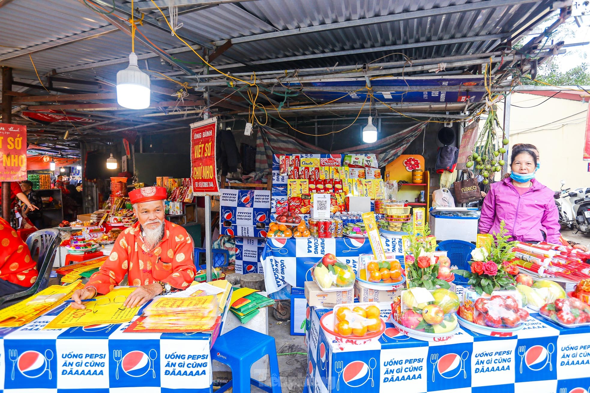 Thu phí trông giữ xe không dùng tiền mặt, hết cảnh chờ hàng giờ vào lễ Phủ Tây Hồ ngày Tết ảnh 24