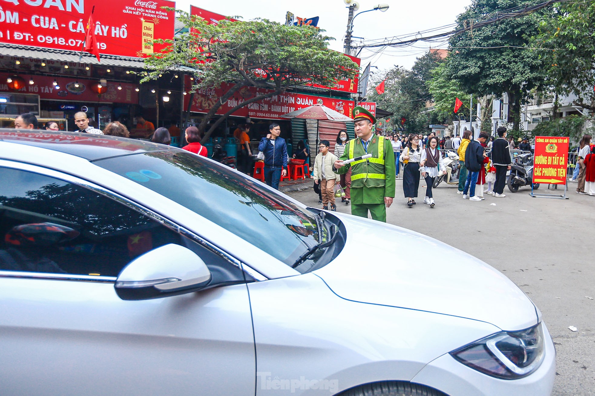 Thu phí trông giữ xe không dùng tiền mặt, hết cảnh chờ hàng giờ vào lễ Phủ Tây Hồ ngày Tết ảnh 23