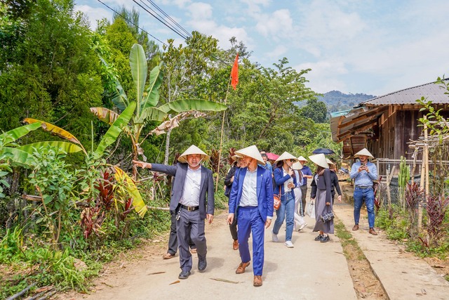 Hỗ trợ người dân vùng miền núi tiêu thụ nông sản, hướng tới mục tiêu phát triển du lịch bền vững - Ảnh 2.