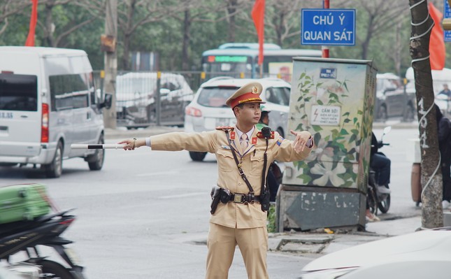 Người dân lỉnh kỉnh đồ đạc trở lại Thủ đô, phương tiện ùn dài ở cửa ngõ ảnh 6