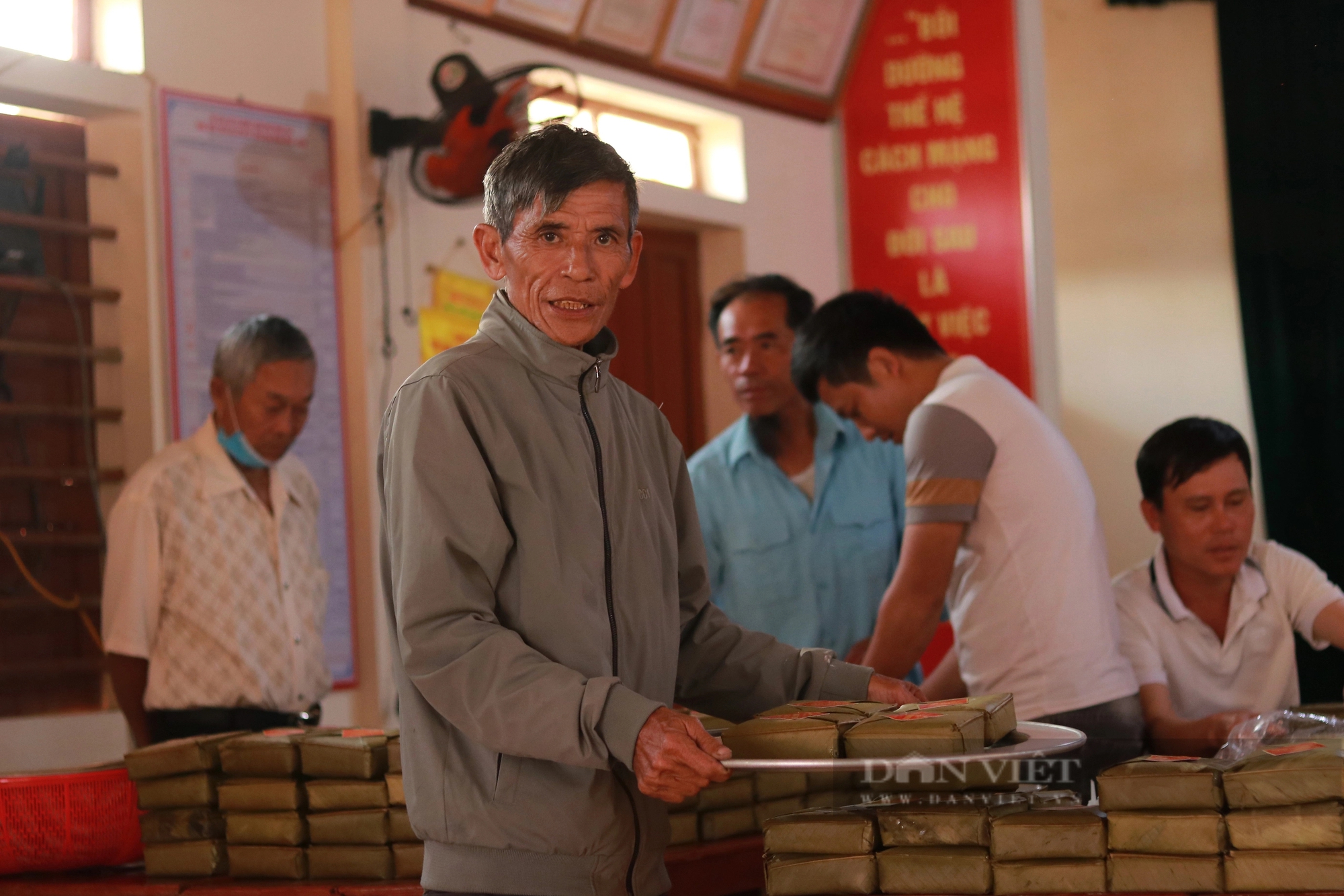 Dòng người mặc áo dài, đầu đội mâm bánh chưng tham gia hội thi tại ngày giỗ vua Mai Hắc Đế- Ảnh 3.