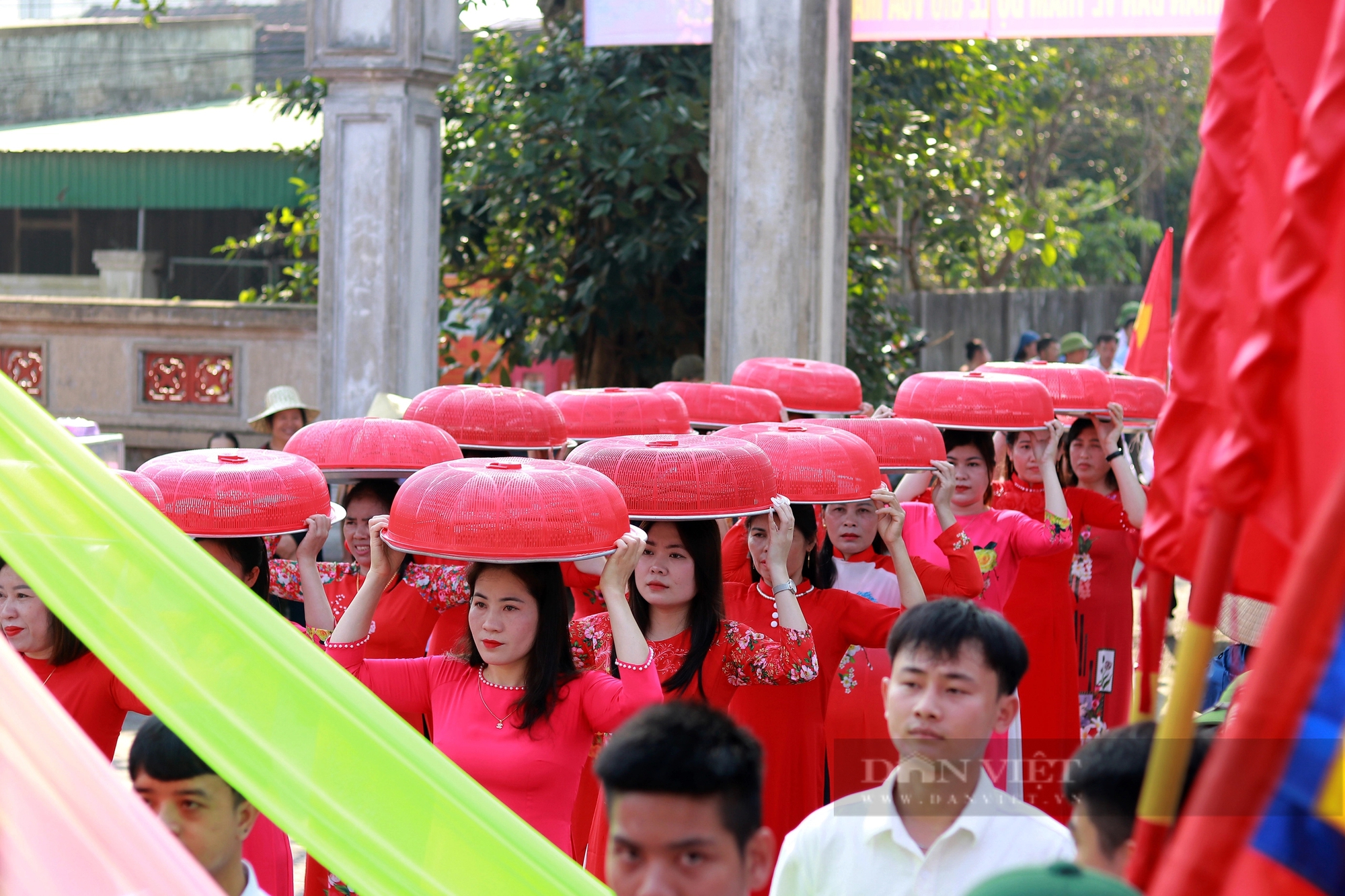 Dòng người mặc áo dài, đầu đội mâm bánh chưng tham gia hội thi tại ngày giỗ vua Mai Hắc Đế- Ảnh 6.