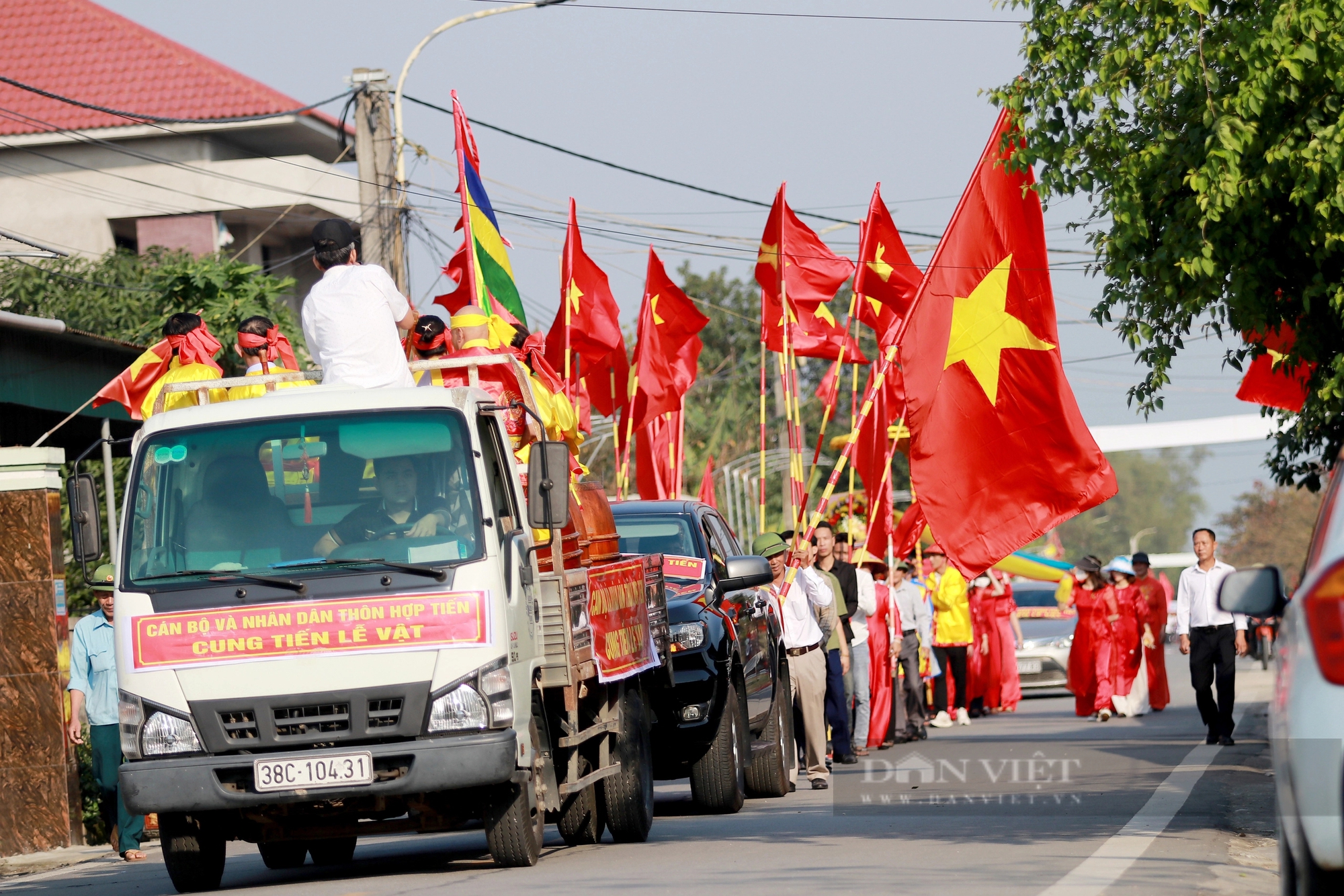 Dòng người mặc áo dài, đầu đội mâm bánh chưng tham gia hội thi tại ngày giỗ vua Mai Hắc Đế- Ảnh 8.